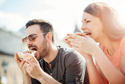 couple eating pizza