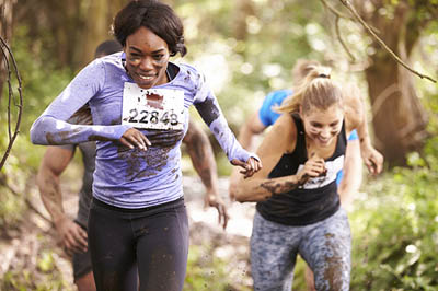 women doing obstacle race